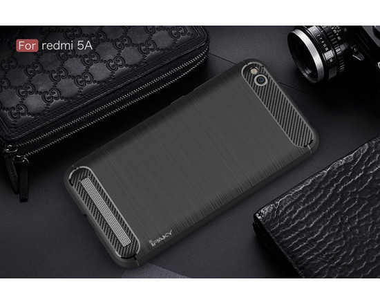Силиконовый бампер Ipaky с карбоновыми вставками для Xiaomi Redmi 5a (чёрный)